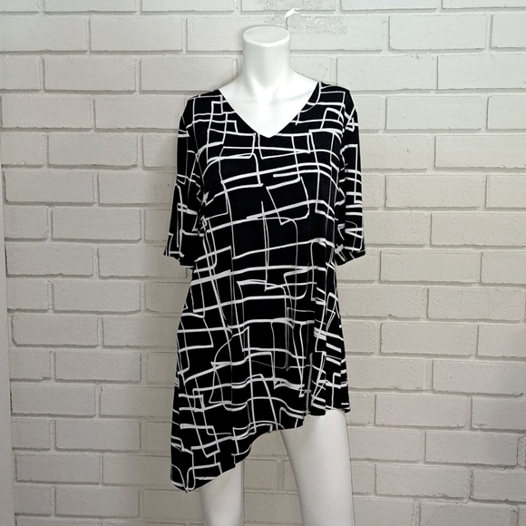 Susan Graver Black/White Short Sleeve  Slanted Bottom Hem Tunic. Size Medium NWO - Picture 11 of 11